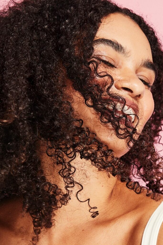 Routine pour cheveux bouclés