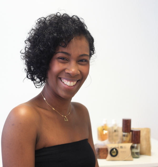 Jasmina Legros créatrice Just What U Need, produits pour la peau et les cheveux naturels à base de marc de café
